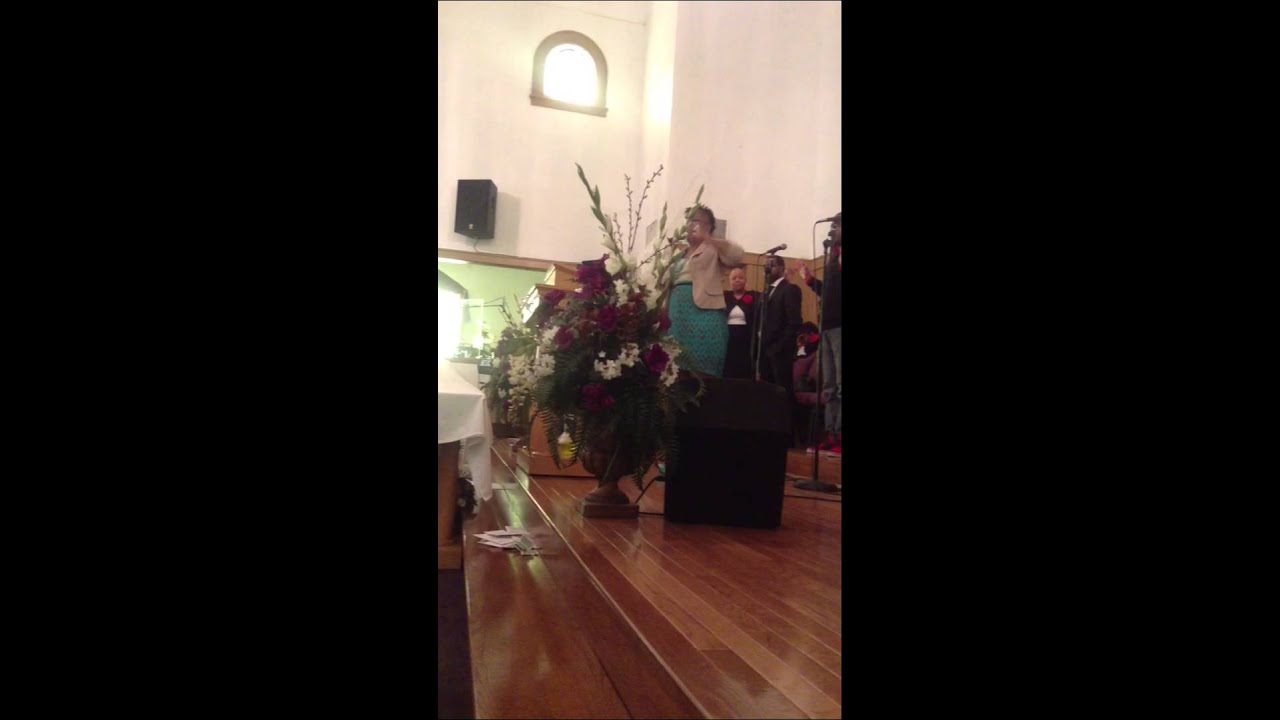 First Lady Donishisa Ballard singing before the sermon.