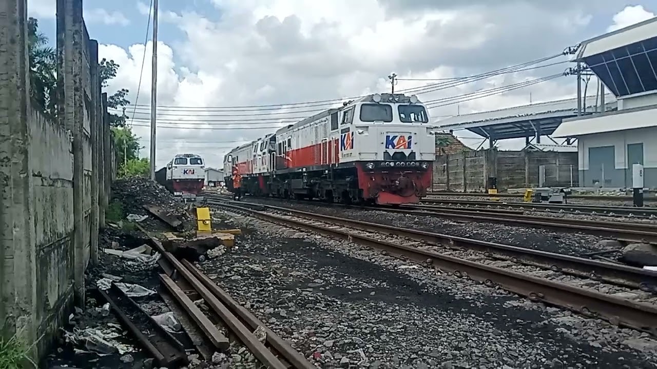 Selang rem bermasalah!!! tidak di sambung. Langsiran Lokomotif CC 206 stasiun kertapati Palembang 