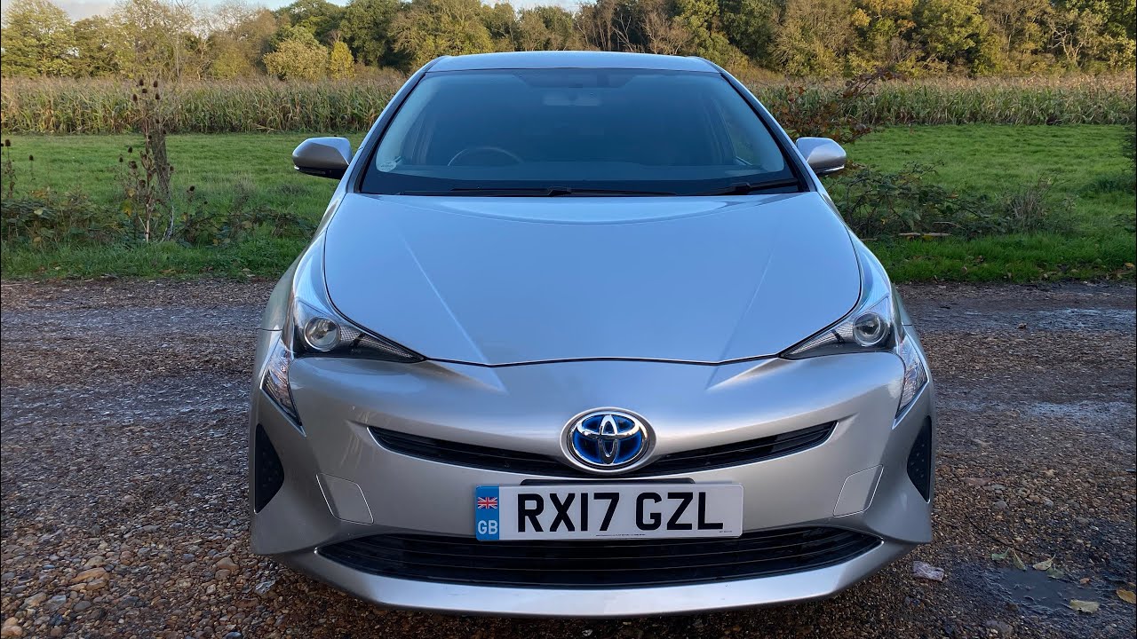 TOYOTA PRIUS 1.8 ACTIVE HYBRID GEN 4 SILVER 2017 ZVW50 KLAW MOTORS  www.klawmotors.com