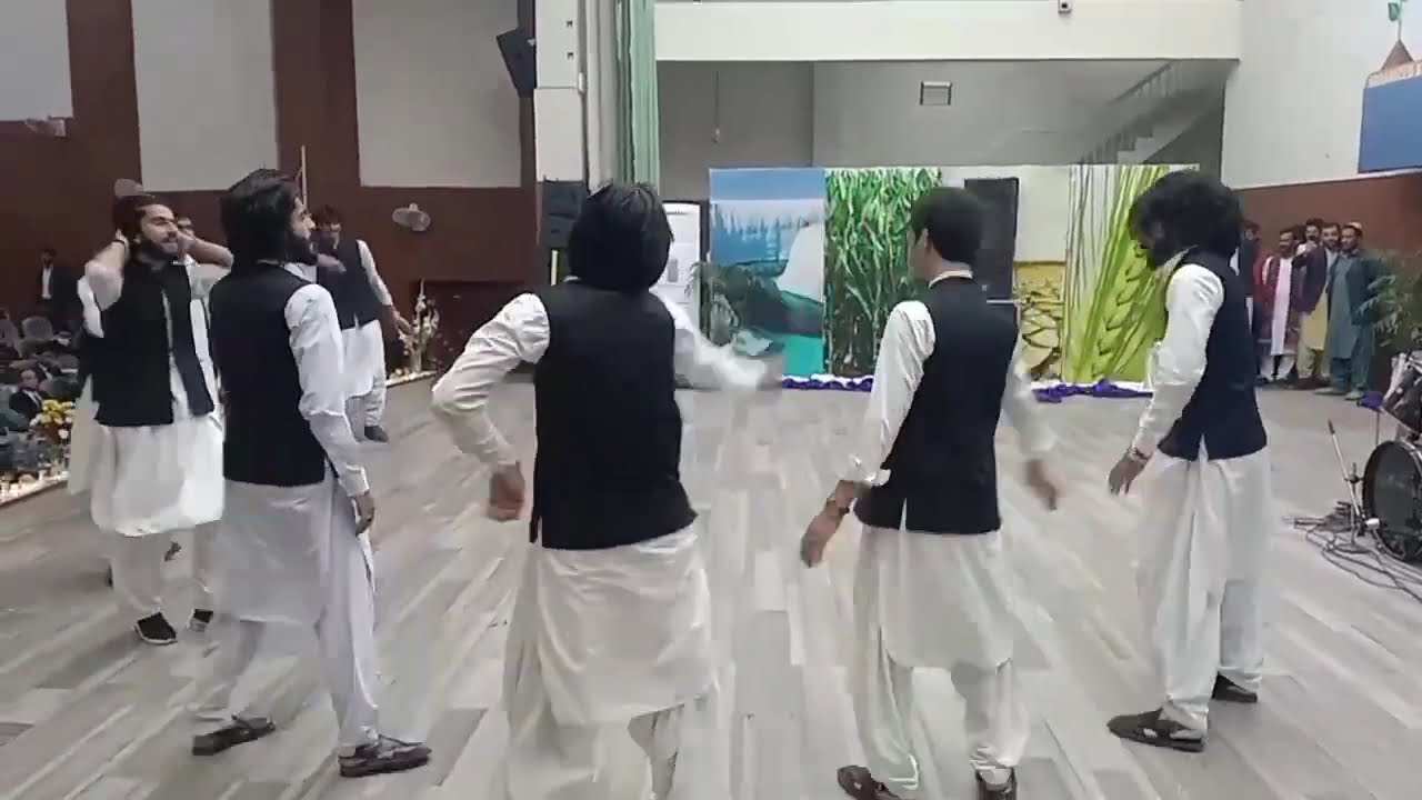 اسلامیہ یونیورسٹی میں پختوں بچے اپنا ثقافتی رقص خوبصورتی کے ساتھ پیش کرتے ہوئے ۔