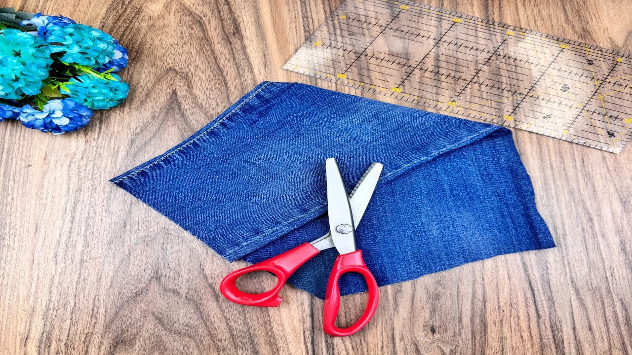 Making a mini wallet with a little piece of denim fabric