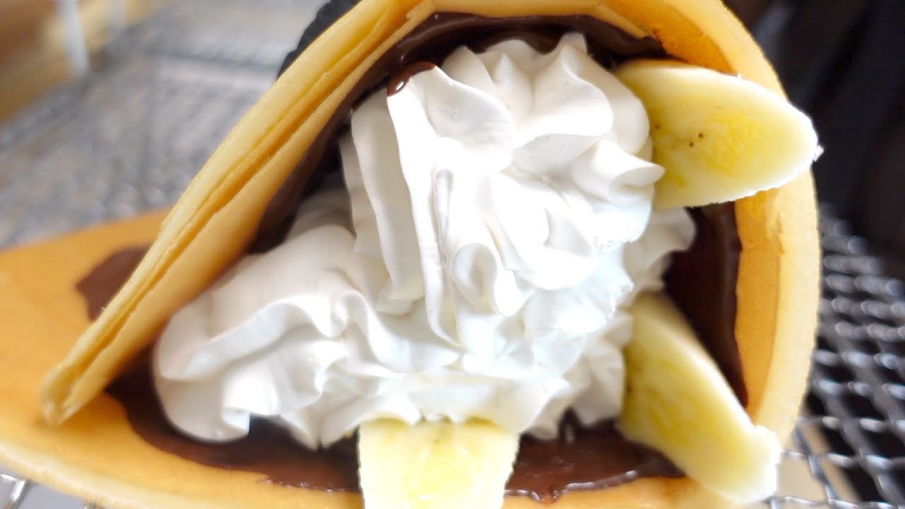 盛り盛り生クリームとチョコバナナにクレープ生地を添えて