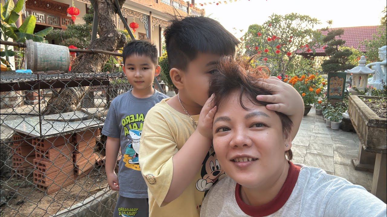 Đức Thành Ở Quê Phụ Giúp Bà Ngoại 