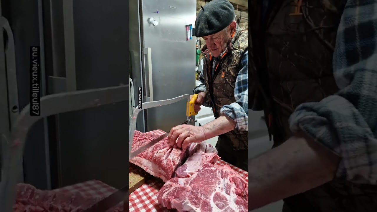 Jean Louis d&eacute;coupe les c&ocirc;tes de porc