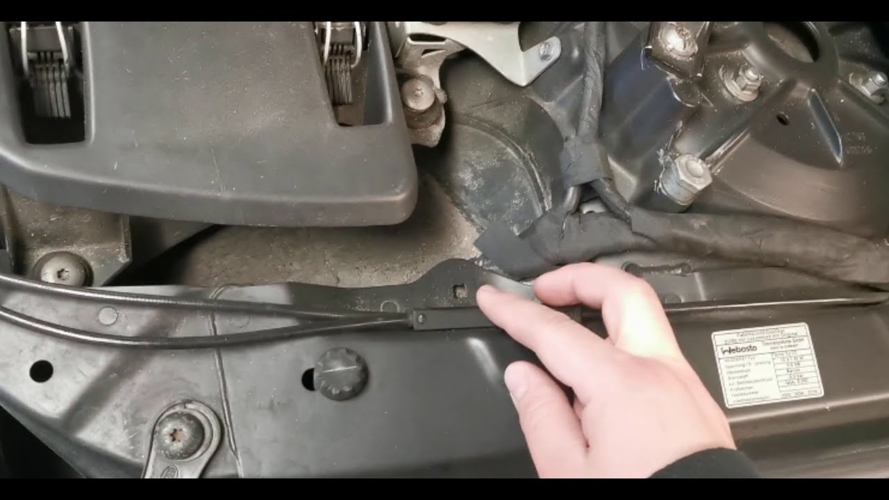 Wymiana linek maski i regulacja zamykania BMW E60 cz. 1