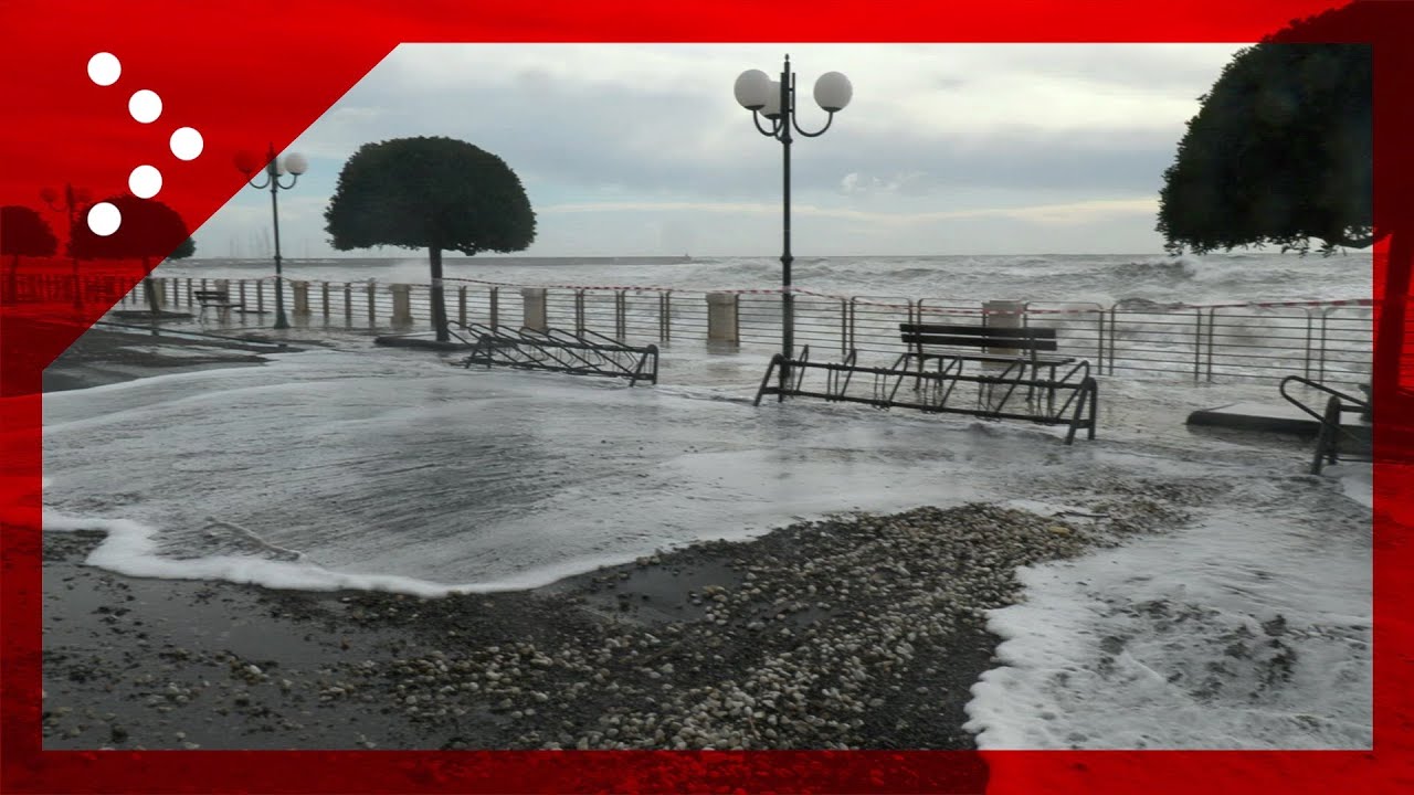 Maltempo in Liguria, mareggiata a Chiavari: danni ad alcuni esercizi commerciali sul lungomare