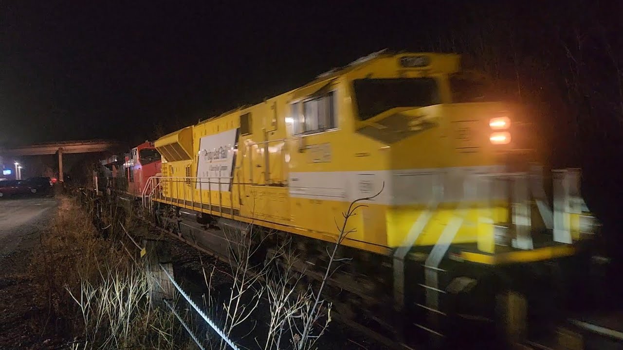 Cn 121 with the progress rail locomotive running 3rd. 