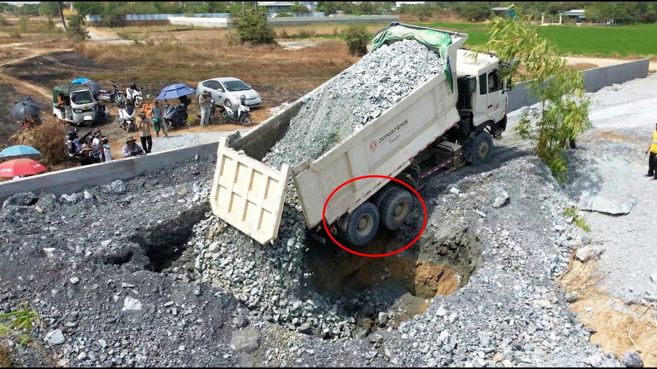Be Careful! DONGFENG Dump Truck Get Accident Rear Wheel Was Stuck With Fast Landslide Problems
