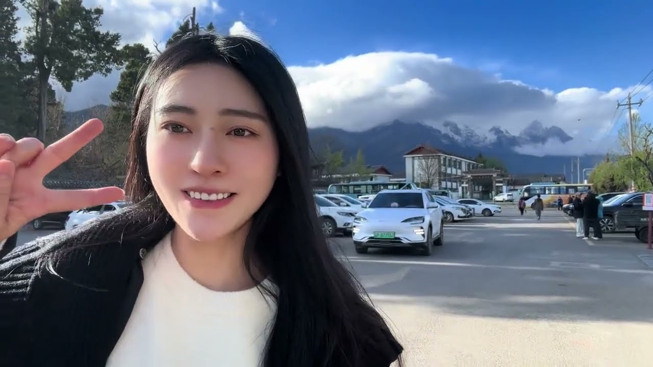 今天帶大家參觀麗江白沙古鎮，還請了一位老爺爺吃米線，很開心