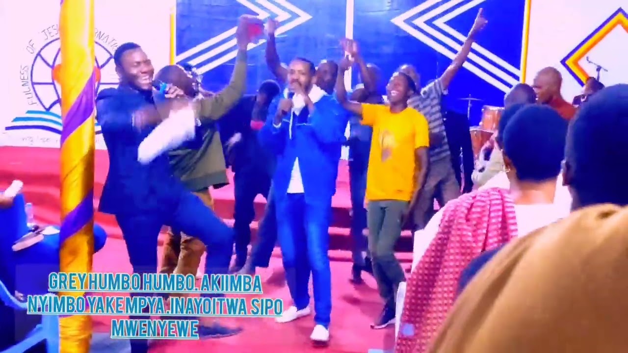 GREY humbo akiimba nyimbo yake.yasipo mwenyewe.kwa mara ya kwanza.usiku wa maajabu