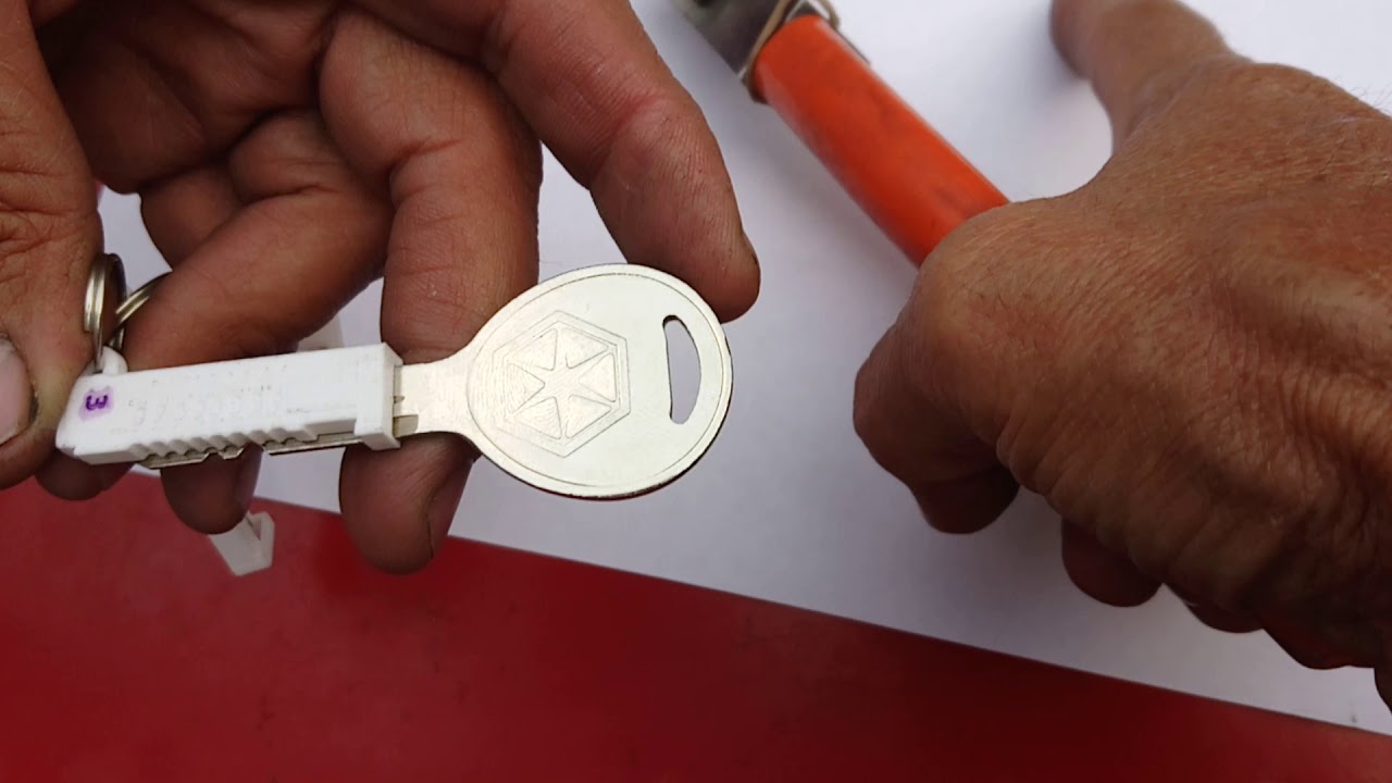 Andrés Rivas Sánchez haciendo llave para Chrysler con alturas plásticas y Lishi CY24