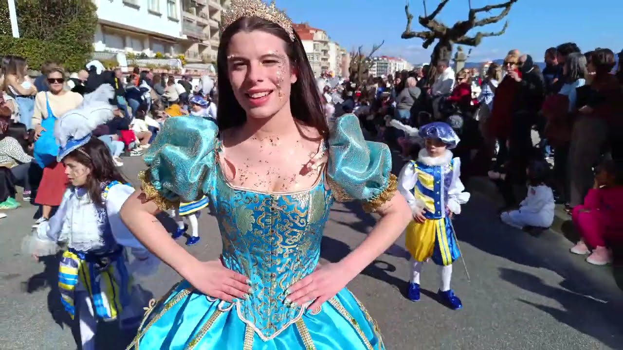DESFILE DE COMPARSAS Y CARROZAS DE CARNAVAL 2025, SANXENXO. BROCHE DE ORO.               (1ª PARTE)
