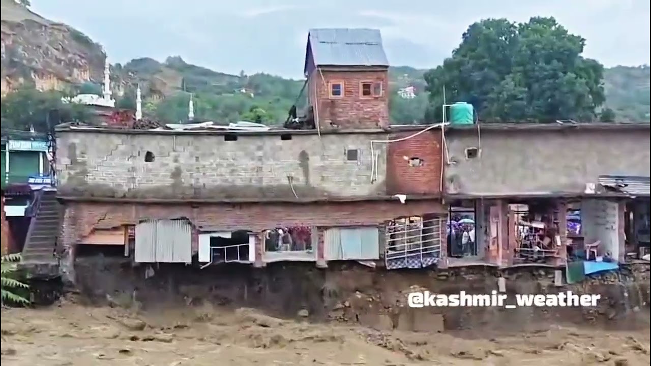 Эксклюзив: десятки магазинов смыло бурными потоками воды в Бирва, Будгам