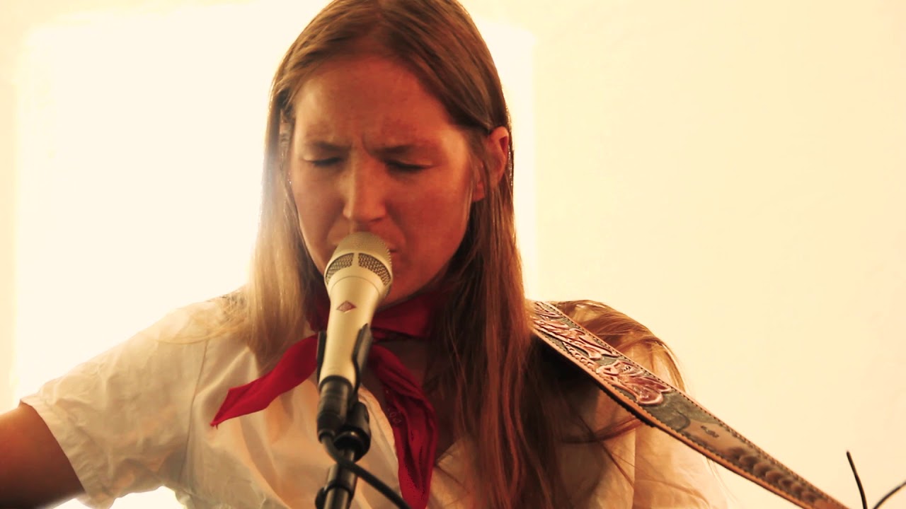 Snaxville Sessions - Amund Maarud & Lucky Lips perform Going Home live