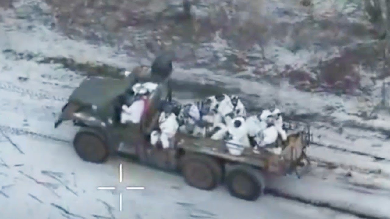 Грузовик с российскими военнослужащими попадает в засаду украинских сил.