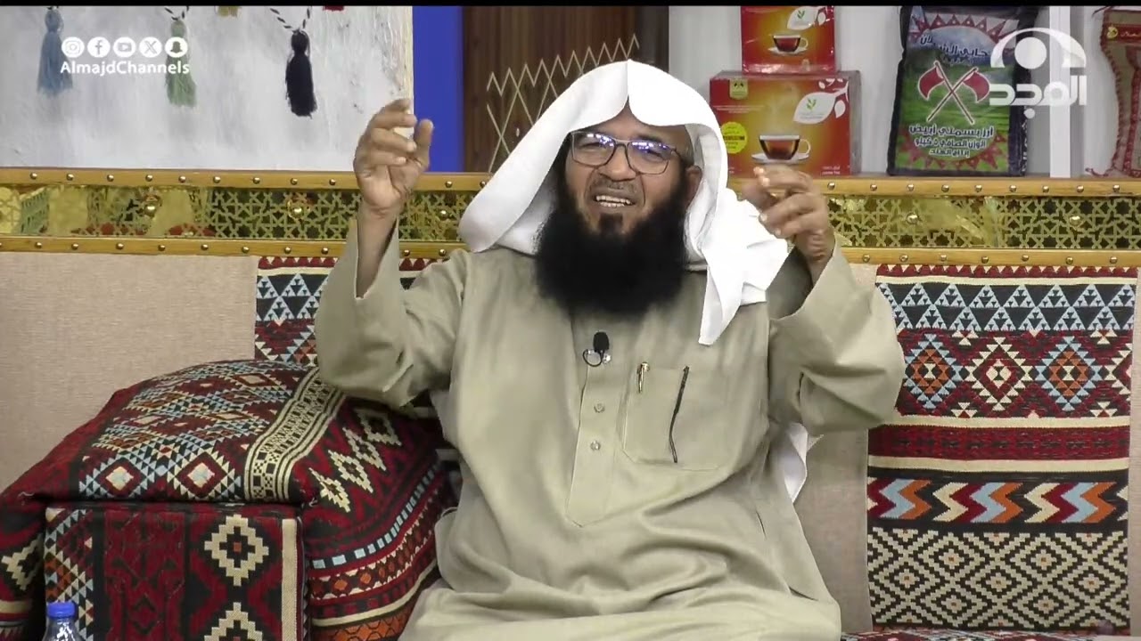 توفي طفل وذهبت للصلاة عليه فجلست جنب والده أعزيه فمر أحد الأطفال أمامنا شوفوا ردة فعله! محمد المسعود