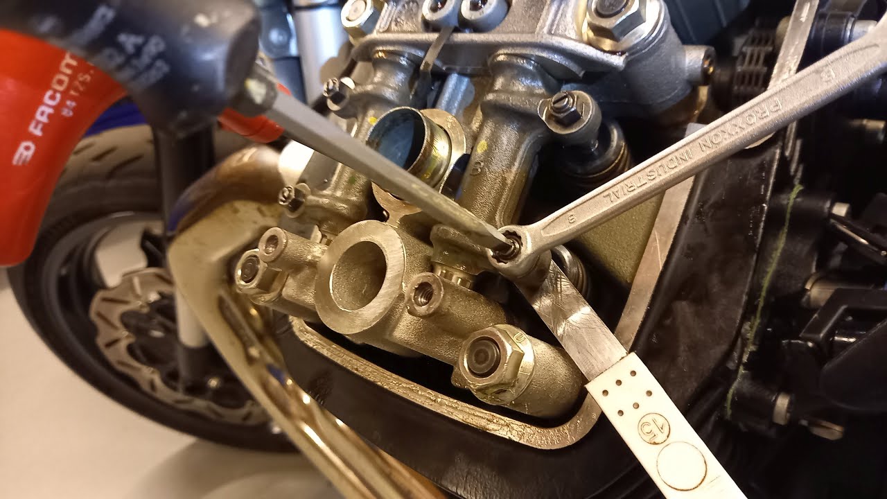 Moto Guzzi Griso 8V 1200 – Checking and Adjusting Valve Clearance