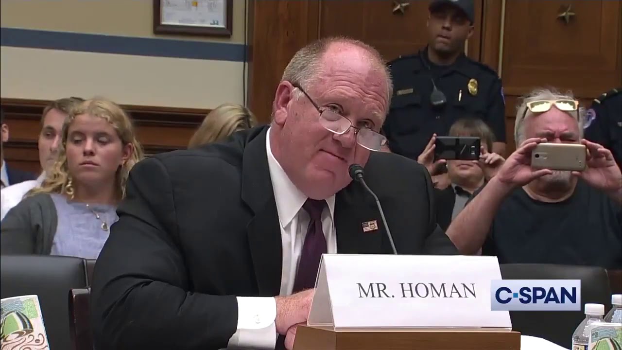 Смотрите, как Томас Хоман, бывший глава ICE, разгромил AOC