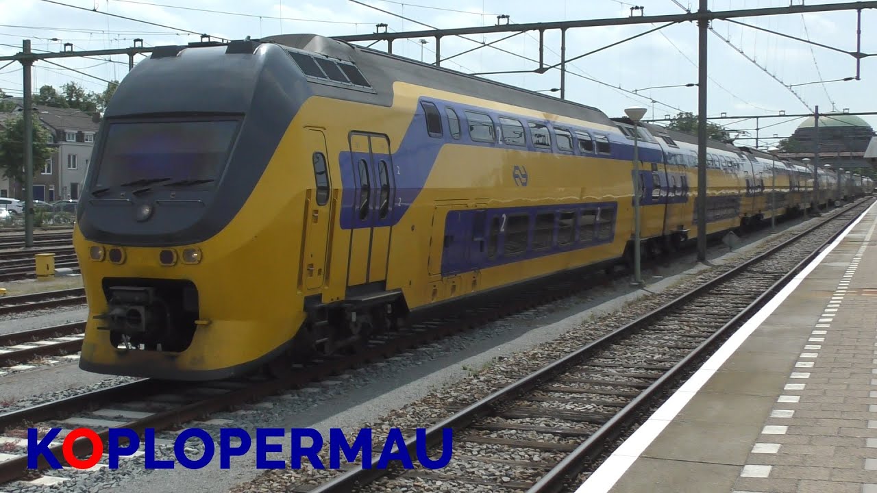 12 bakken VIRM op station Maastricht als leeg materieel!
