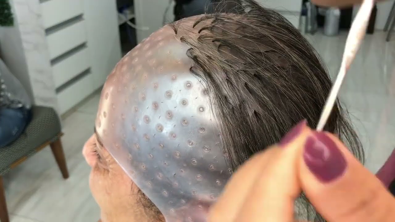 Como fazer Luzes na touca de silicone usando 8.1 para tonalizar - por Talyta Rocha