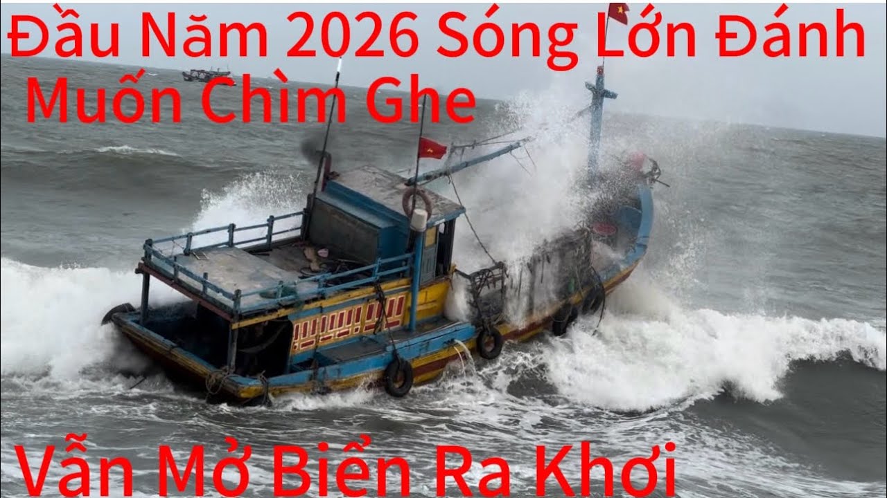 Đầu Năm 2026 Sóng Lớn Đánh Muốn Chìm Ghe Luôn Ngư Dân Vẫn Mở Biển Ra Khơi Tài Công Sợ Thót Tim Luôn 