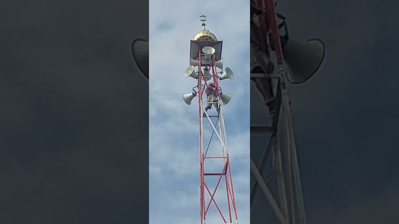 @TEHNISI MASJID HAJI ALABROR HERY tengah memasang lampu Hias penanda MENARA ADZAN MASJID ALABROR 
