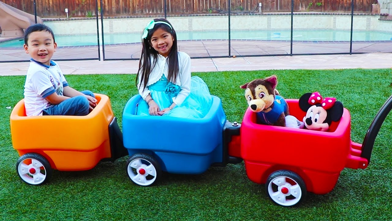 Emma y Lyndon se divierten con Step 2 Wagon Toy | Los Niños Juegan con Vagon de Juguete