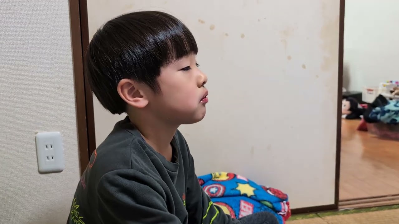 明治ストロベリーチョコレートを食べてからピルクルを持って来るたっくん。Meiji Strawberry Chocolate. Pilkul. 2026年2月18日。