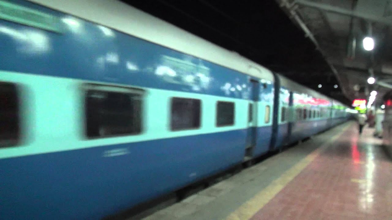 Superfast Golden Temple Mail arrives all Wet & Moist at Andheri, Western Railway, Mumbai