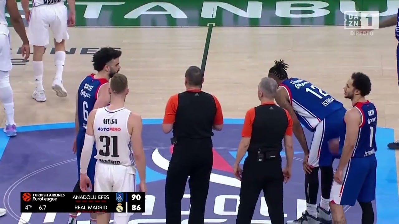 Rudy Fernandez faking injury to not participate the jump ball