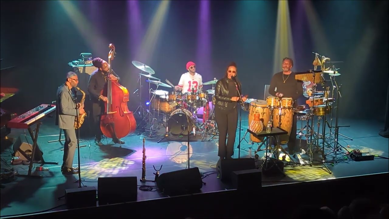 Hier soir, pour Kenny Garrett, le Stockfish affichait complet ! Première partie par Nina Papa. 🎺