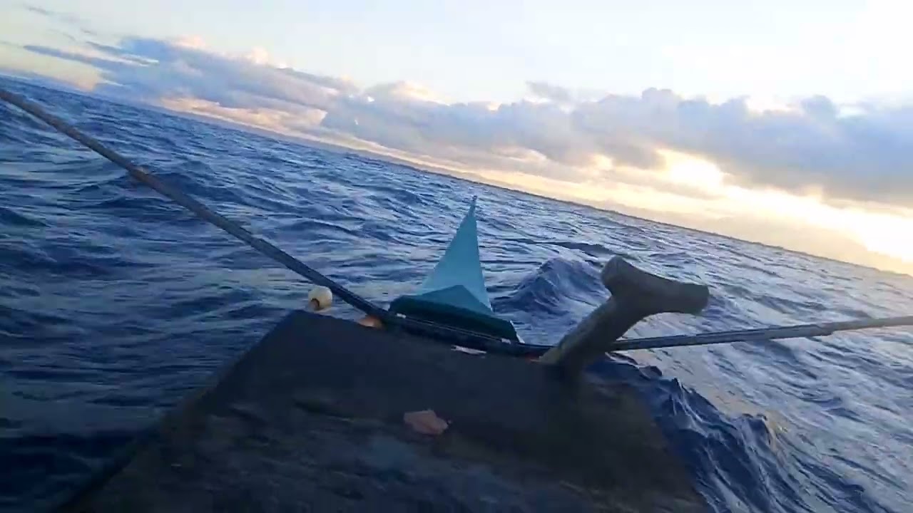 May hila naman tayo bangka medyo madilim na nakaratin ng tabi