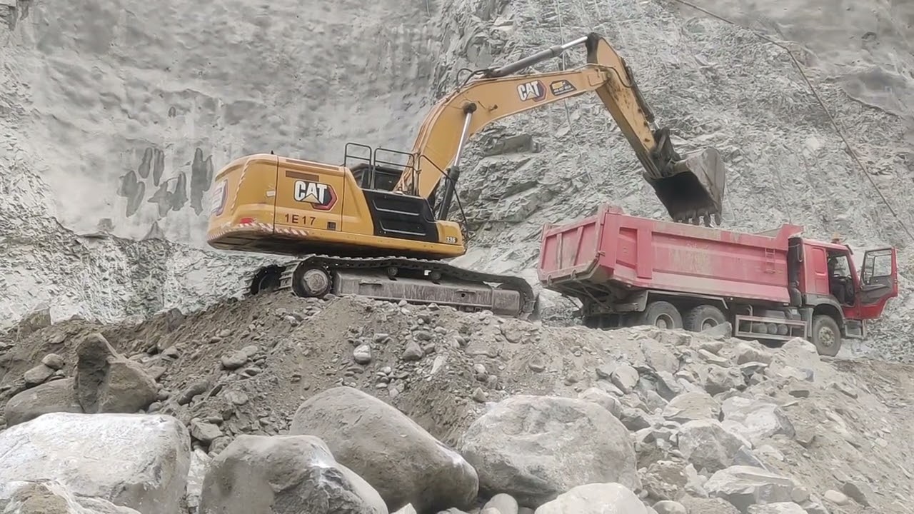 #automobile #construction #chaterpiller³³⁶ Exveater Earth mining|At loading Heavy truck wheels 