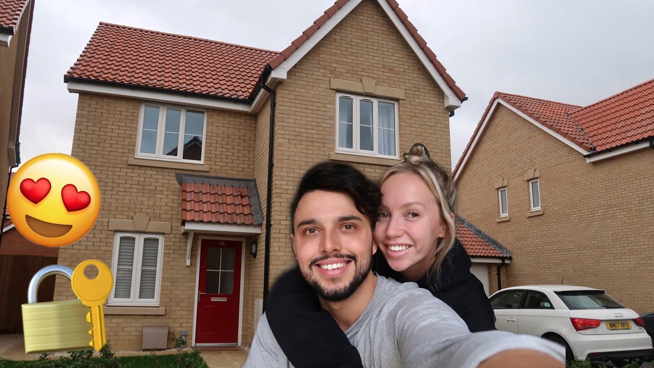 OUR NEW EMPTY HOUSE TOUR! | MOVING VLOG 2 | ELLE DARBY