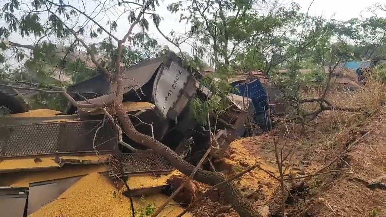 02/10/2025 - Bruxa Solta, trem da Rumo descarrilha 31 vagões carregados na zona rural Araraquara SP