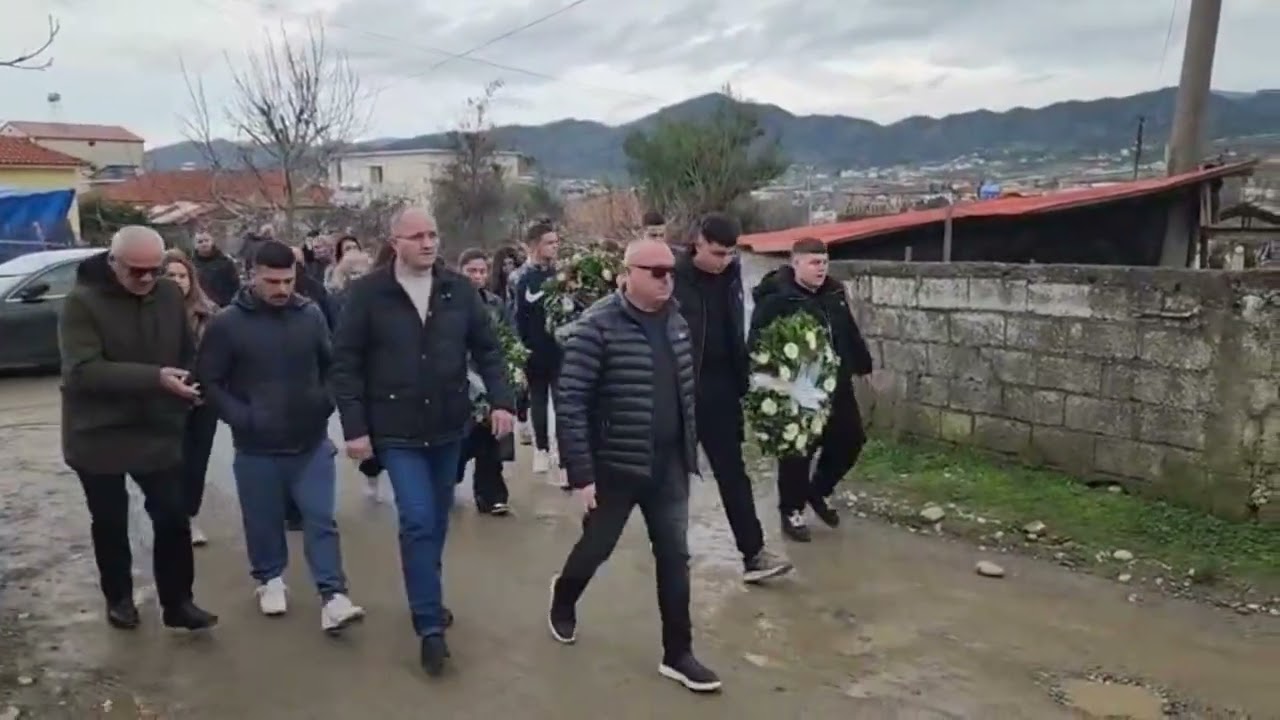 Top Channel/ Me lotësh e dhimbjes, përcillen për në banesën e fundit katër anëtarët e familjes Kola