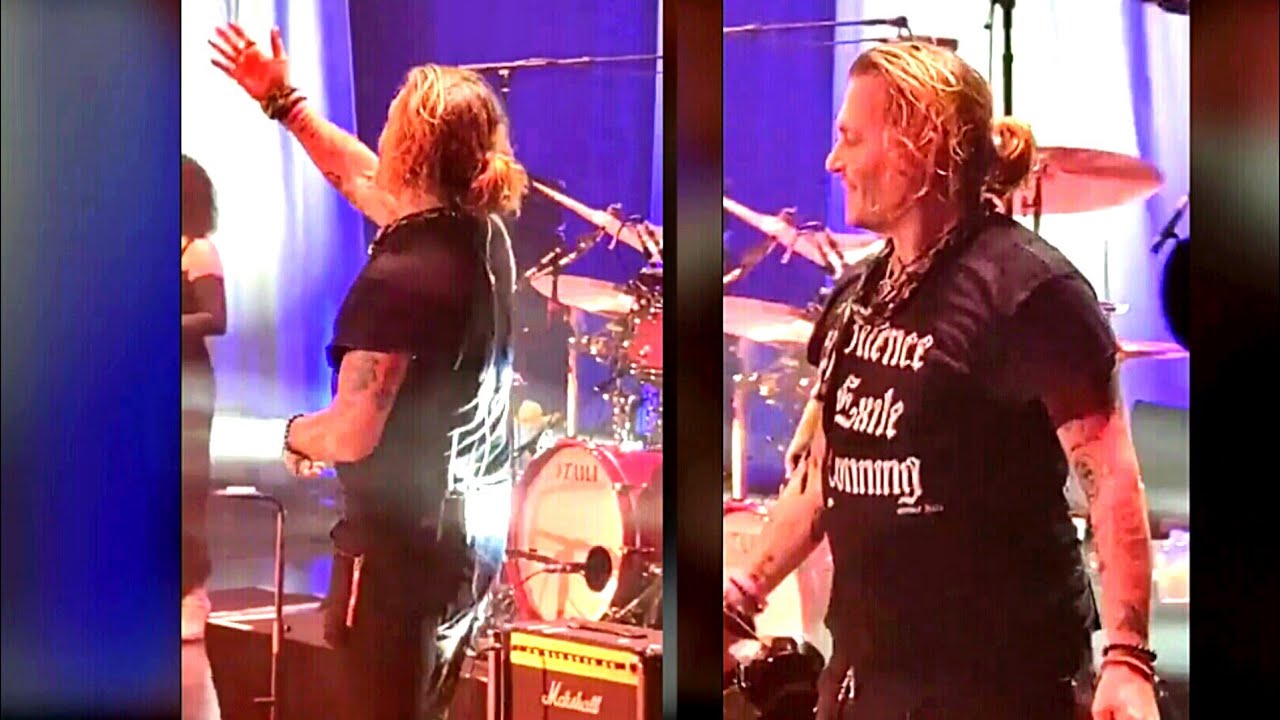 Hearts will melt by all the love! Johnny Depp In Ponytail and Black T shirt takes a bow. Sweetest ❤💕