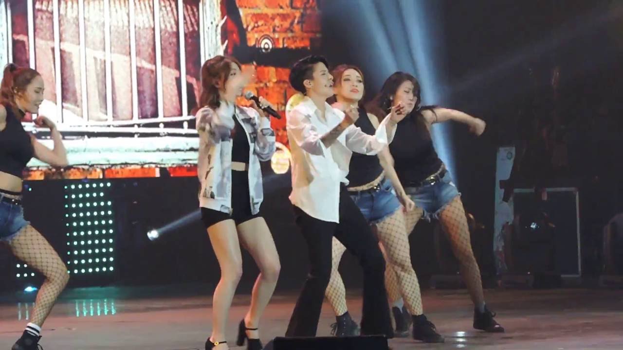 KCON France 2016 - Amber - Shake That Brass
