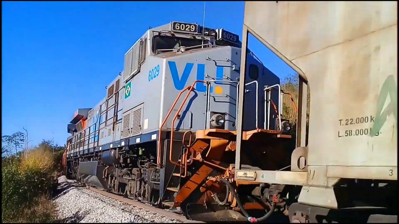 Locomotivas Dash-9 da VLI acelerando forte na Serra do Tigre em Campos Altos-MG