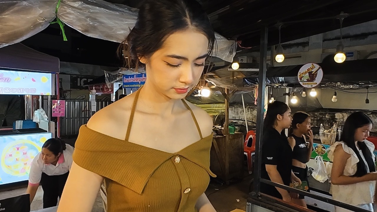 The MIND-BLOWING Lao Beauty Who Makes Omelette Rice Rolls Like a PRO! Laos Street Food