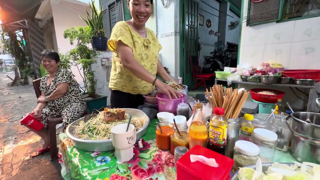 Chị đào bán hủ tíu chợ CAMBUCH anh chị nhớ ủng hộ chị đào nhe