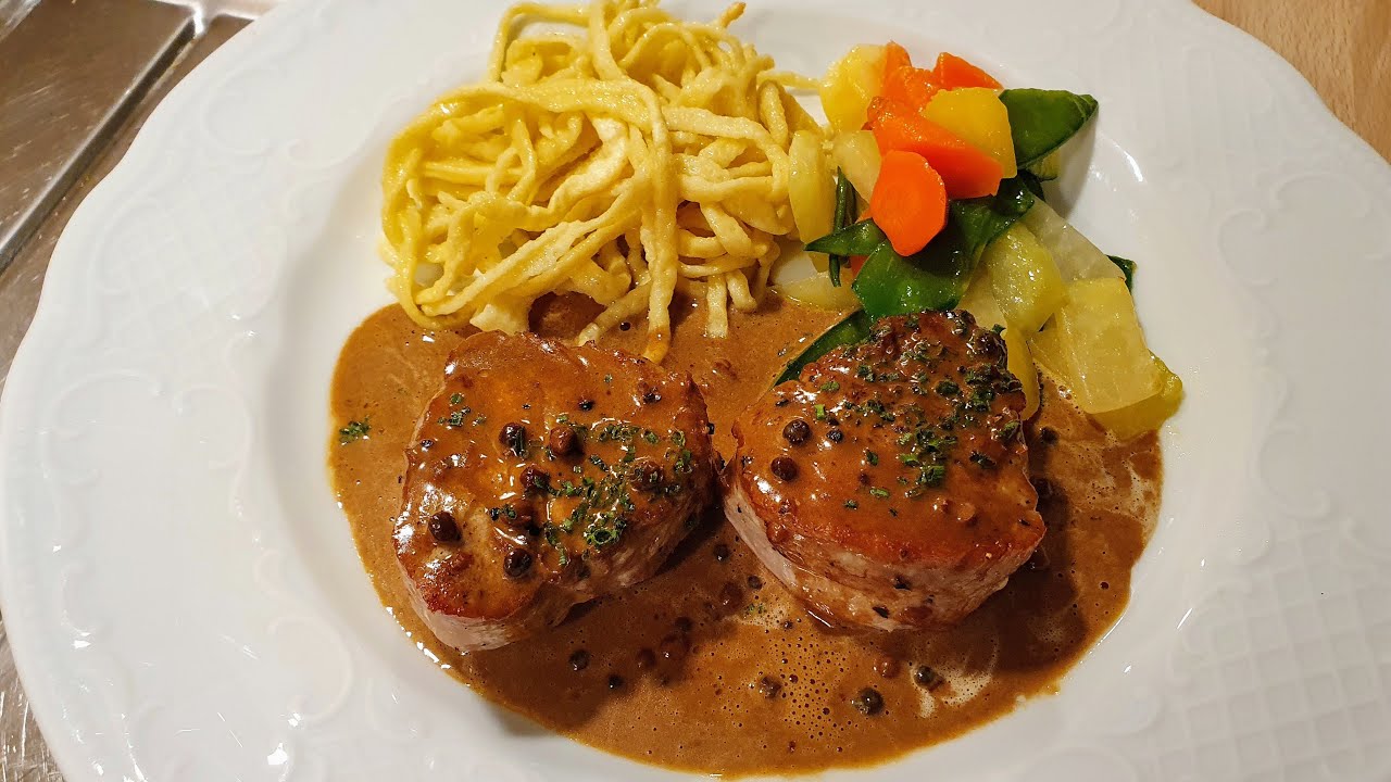 Tournedos vom Schweinefilet an Cognac-Pfefferrahmsauce, mit Spätzle und glaciertem Gemüse