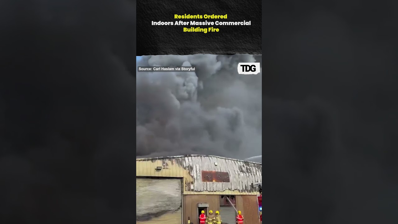 Жителям приказали не выходить из домов после крупного пожара в коммерческом здании