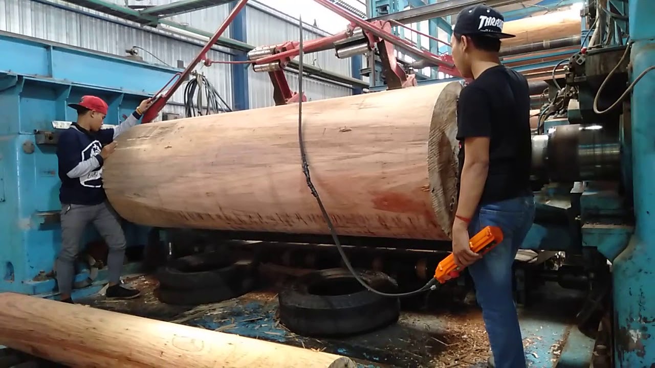 PENGOLAHAN KAYU DI PABRIK PLYWOOD/TRIPLEK BAGIAN PEELING ATAU GULUNG VENEER