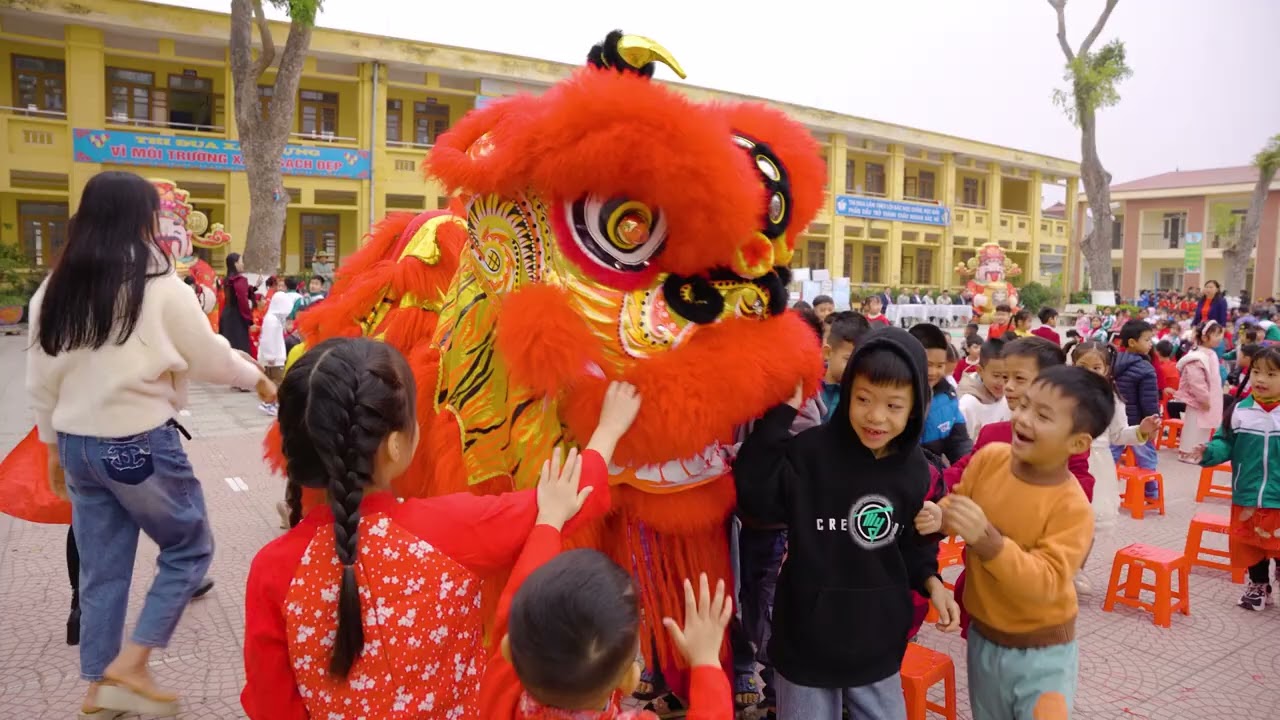 Trống hội , múa lân biểu diễn tại trường tiểu học Trạm Lộ