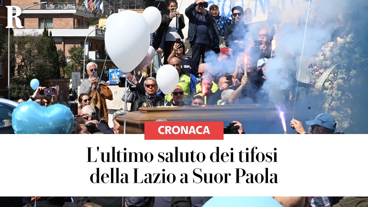 SUOR PAOLA, ai funerali fumogeni e palloncini biancocelesti: l'ultimo saluto dei tifosi della LAZIO