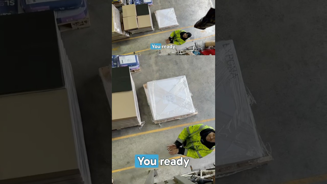 Он сделает всё что угодно ради сладкого угощения🍬 #офиснаяжизнь #сладкоеугощение