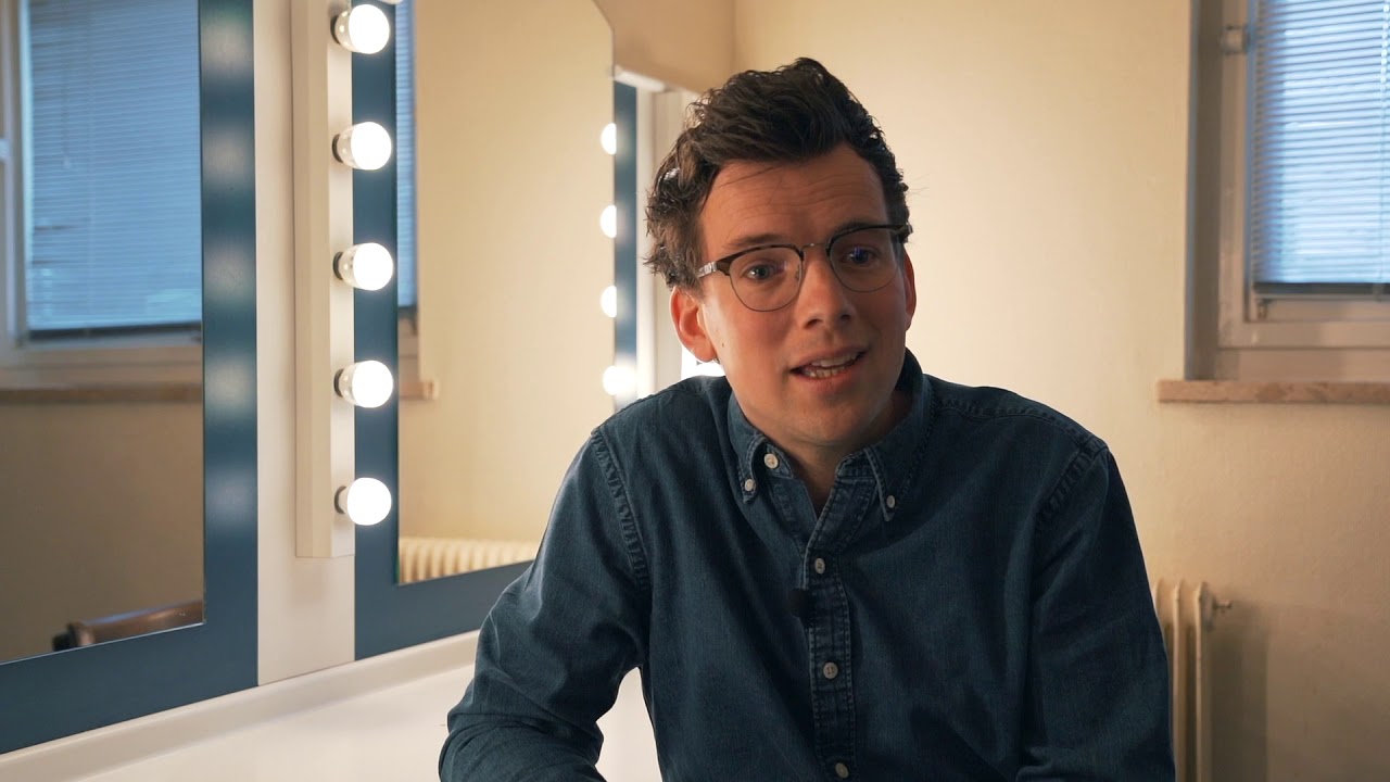 We missen jullie (Pieter Derks in lege Stadsschouwburg Nijmegen)