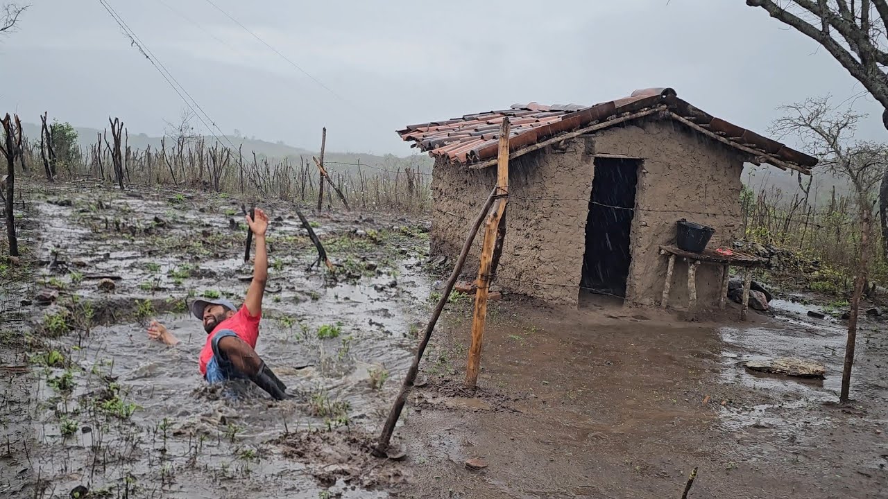 Chuva de raios agricultor caiu em cratera dágua no sertão ⛈️⛈️