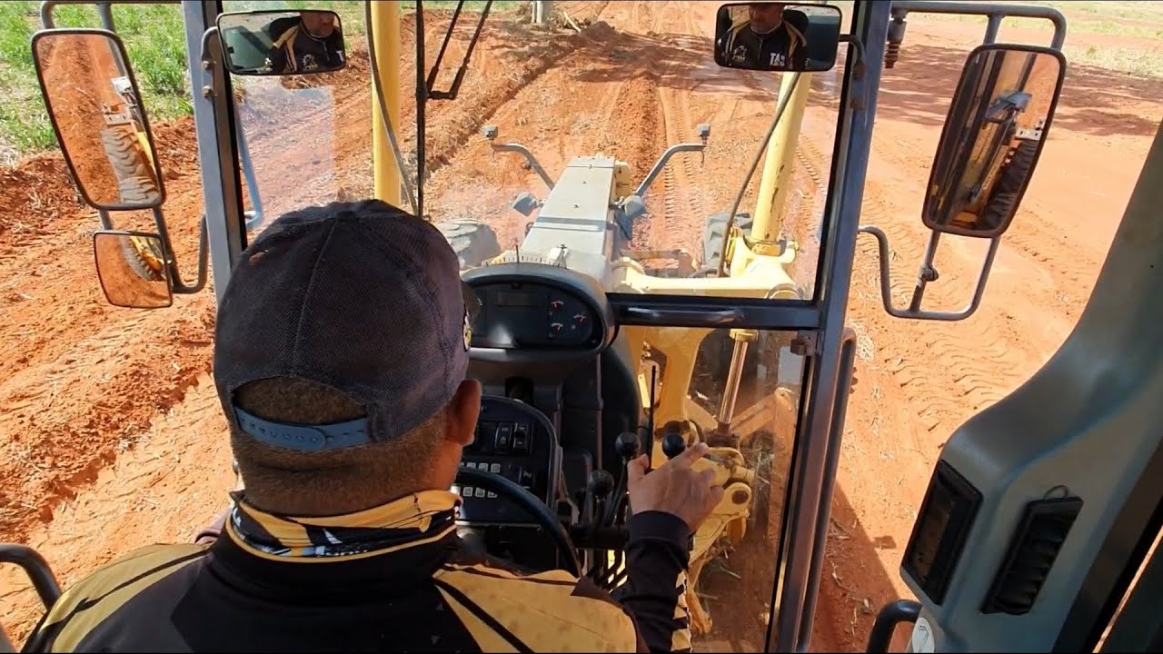 Vista Interna Motoniveladora Volvo G930 Retirando Topsoil p Construção de Estrada (Melhor Caminho).